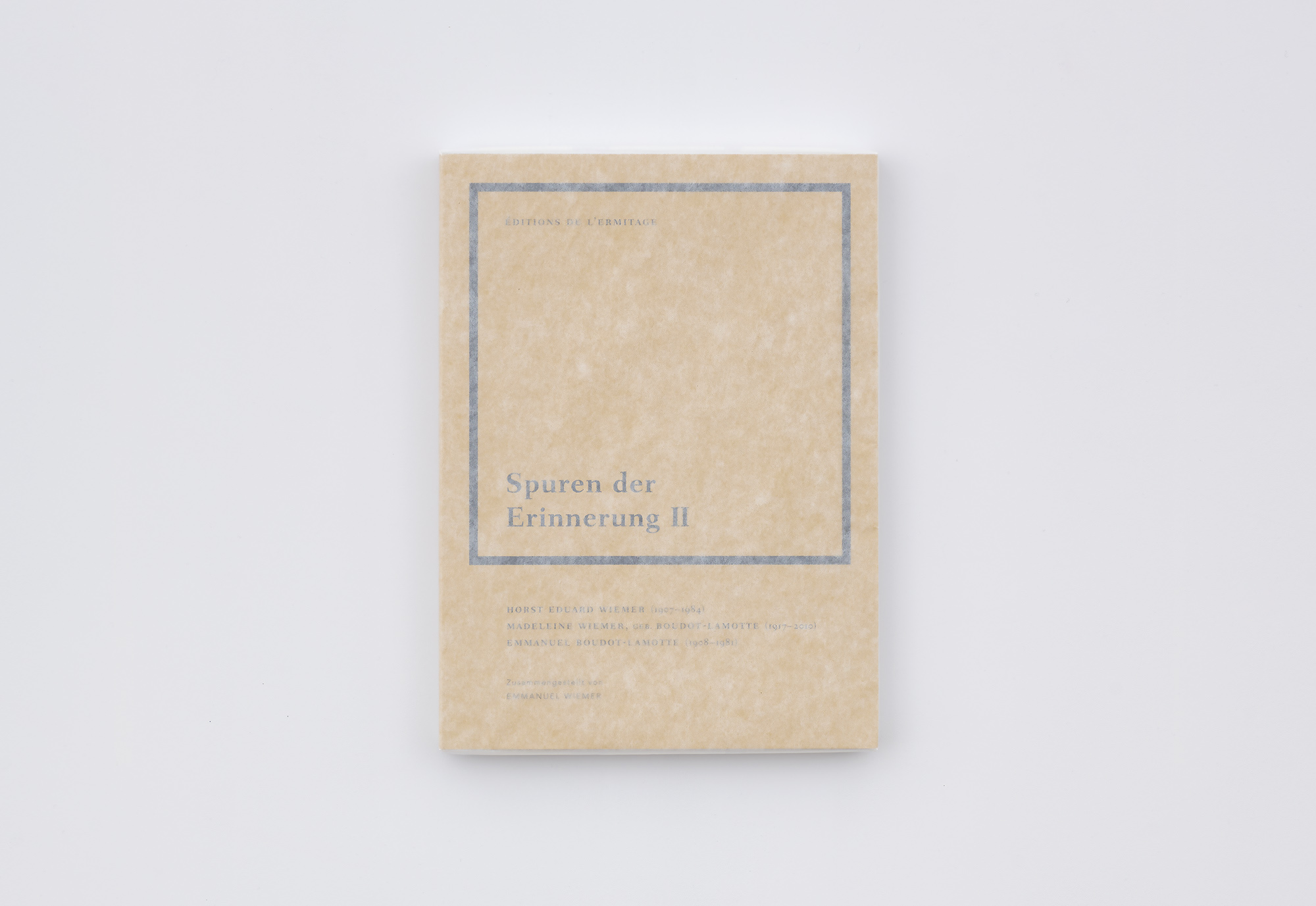 Spuren der Erinnerung Buch verpackt in Pergamin